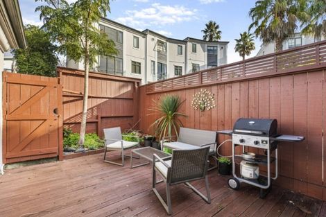 Photo of property in 10/69 Target Road, Totara Vale, Auckland, 0629