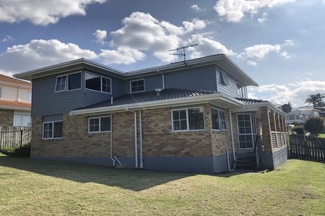 Photo of property in 70 Lagoon Way, West Harbour, Auckland, 0618