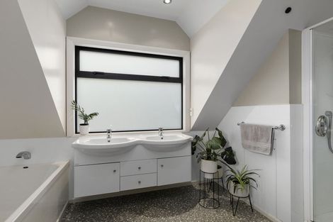 Photo of property in 2 Dunleith Grove, Silverstream, Upper Hutt, 5019