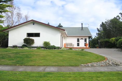 Photo of property in 27 Heathcote Place, Fitzherbert, Palmerston North, 4410