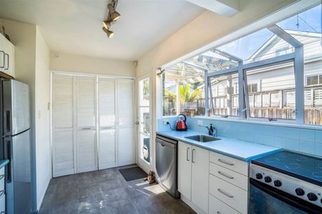 Photo of property in 2/9a Alfred Street, Northcote Point, Auckland, 0627