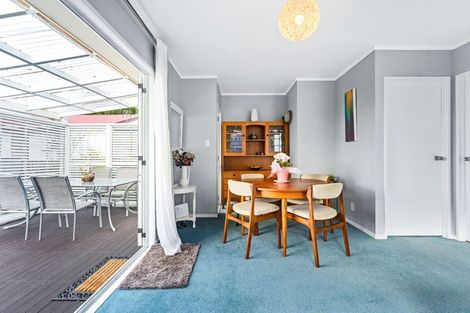 Photo of property in 2/20 Denver Avenue, Sunnyvale, Auckland, 0612