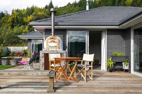 Photo of property in 112 Milton Terrace, Picton, 7220