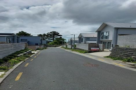 Photo of property in 10 Brindle Way, Newlands, Wellington, 6037