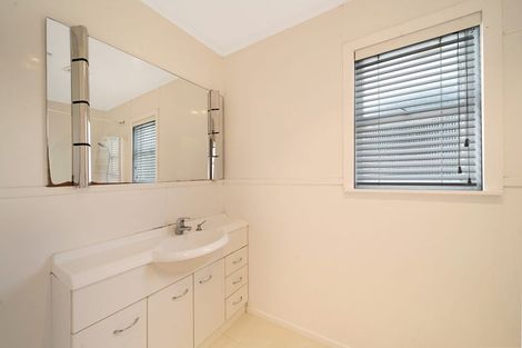 Photo of property in 16 Coniston Avenue, Te Atatu South, Auckland, 0610