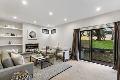 Photo of property in 2/31 Tamaki Drive, Pakuranga, Auckland, 2010