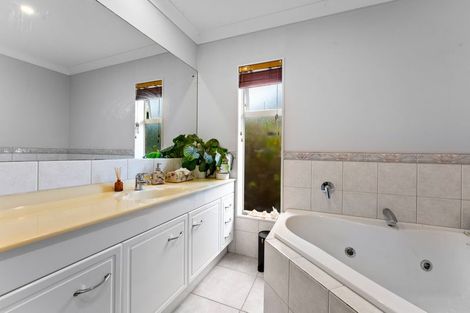 Photo of property in 12 Stonedge Lane, Rosedale, Auckland, 0632