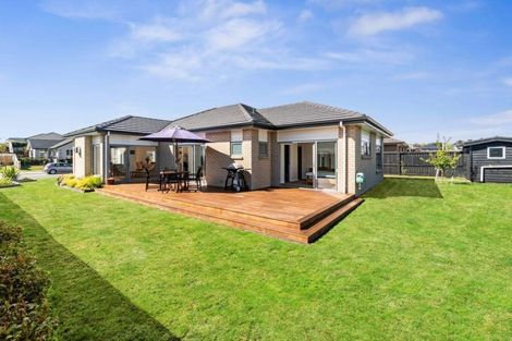 Photo of property in 8 Eric Farley Drive, Kumeu, 0810
