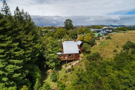 Photo of property in 43 Springdale Grove, Fitzherbert, Palmerston North, 4410