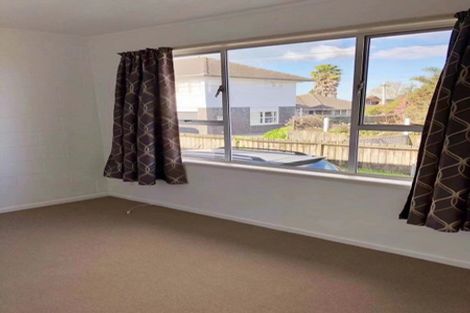 Photo of property in 1/96 Chivalry Road, Glenfield, Auckland, 0629