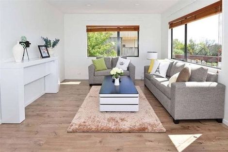 Photo of property in 1/21 Jumento Place, Unsworth Heights, Auckland, 0632