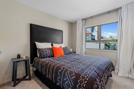 Photo of property in 1/33 Braemar Road, Rothesay Bay, Auckland, 0630