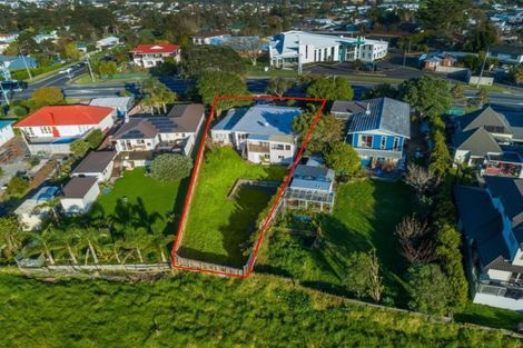 Photo of property in 50 Hobsonville Road, West Harbour, Auckland, 0618