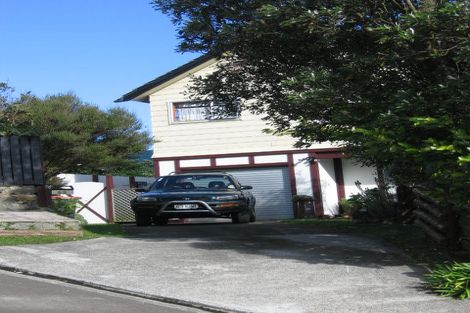 Photo of property in 52 Colchester Crescent, Newlands, Wellington, 6037