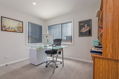 Photo of property in 8 Mediterranean Grove, Fitzherbert, Palmerston North, 4410