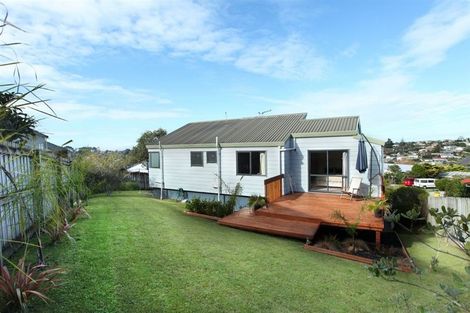 Photo of property in 97 Totaravale Drive, Totara Vale, Auckland, 0629