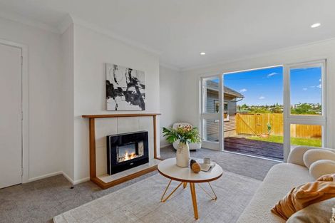 Photo of property in 2/9 Merton Avenue, Glenfield, Auckland, 0627