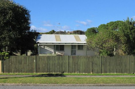 Photo of property in 72 Queens Road, Waikanae Beach, Waikanae, 5036
