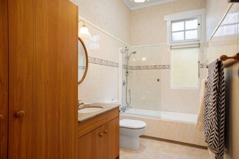 Photo of property in 384 Devonport Road, Tauranga South, Tauranga, 3112