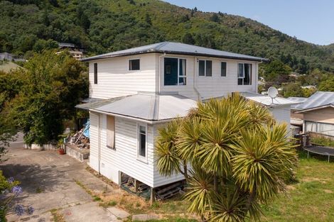 Photo of property in 147 Waikawa Road, Picton, 7220