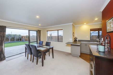 Photo of property in 5 Ron Place, Fitzherbert, Palmerston North, 4410