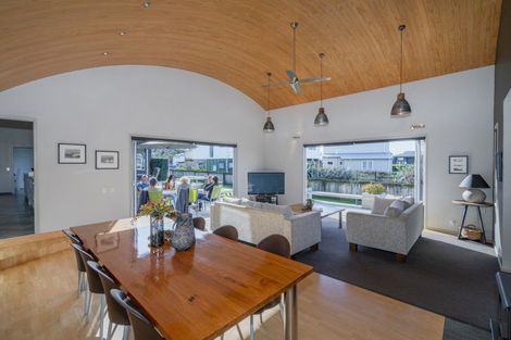 Photo of property in 17 Hahei Beach Road, Hahei, Whitianga, 3591