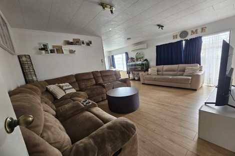 Photo of property in 42 Riverton Drive, Randwick Park, Auckland, 2105