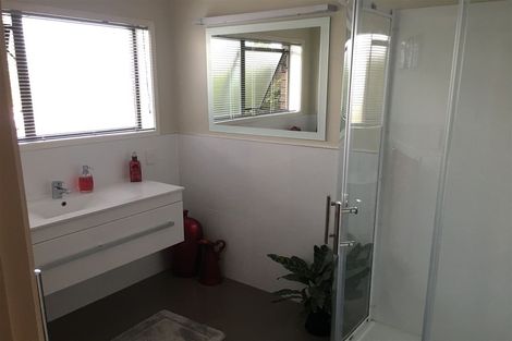 Photo of property in 679 Waitakere Road, Kumeu, 0891