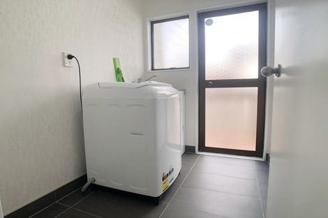 Photo of property in 2/3 Sevilla Place, Unsworth Heights, Auckland, 0632