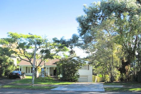 Photo of property in 16 Pickwick Parade, Mellons Bay, Auckland, 2014