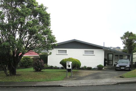 Photo of property in 96 Stewart Drive, Newlands, Wellington, 6037