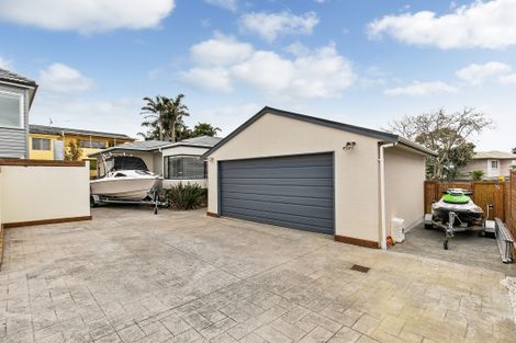 Photo of property in 1/47 Knights Road, Rothesay Bay, Auckland, 0630