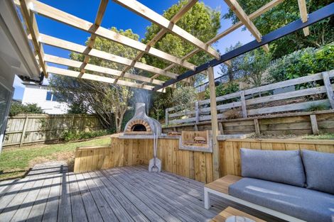 Photo of property in 15 Weka Close, Red Beach, 0932