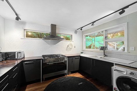 Photo of property in 5 Richmond Road, Mahina Bay, Lower Hutt, 5013