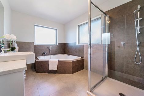 Photo of property in 11 Andara Close, Pinehill, Auckland, 0632