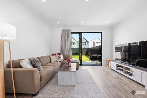 Photo of property in 33 Leo Waikari Crescent, Wallaceville, Upper Hutt, 5018