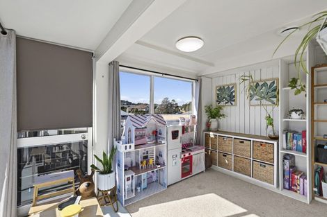 Photo of property in 35 Riversdale Drive, Merrilands, New Plymouth, 4312