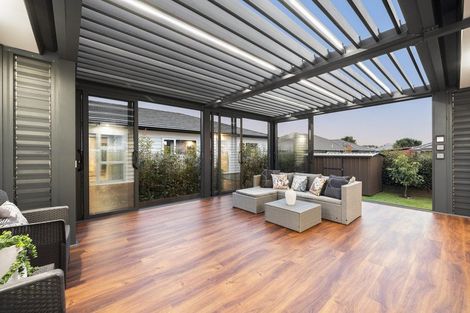 Photo of property in 16 Twin Parks Rise, Papakura, 2110