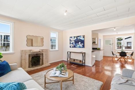 Photo of property in 12 Bracken Road, Newlands, Wellington, 6037