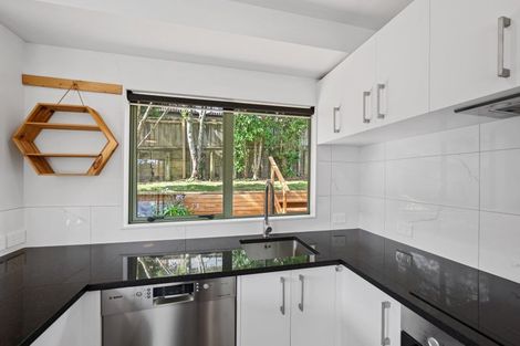 Photo of property in 121b Sunnyside Road, Sunnyvale, Auckland, 0612