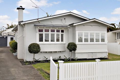 Photo of property in 15 David Street, Bayswater, Auckland, 0622