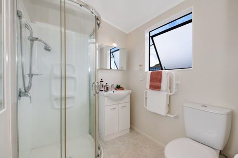 Photo of property in 15 Higham Ferrers Place, Red Beach, 0932