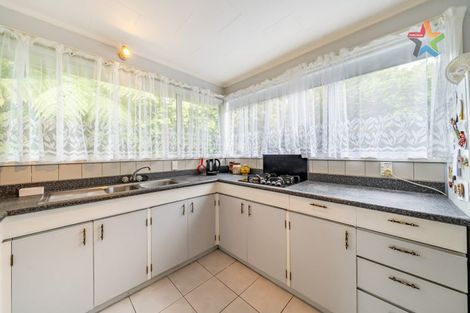 Photo of property in 2 Honeysuckle Grove, Maungaraki, Lower Hutt, 5010