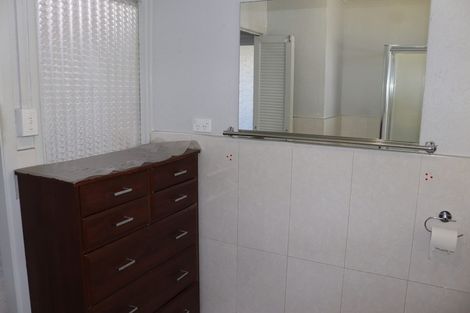 Photo of property in 10 Ingleby Place, Kelston, Auckland, 0602