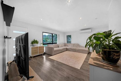Photo of property in 2/3 Diosma Place, Botany Downs, Auckland, 2010