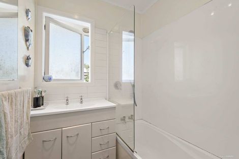 Photo of property in 70 Smythe Road, Henderson, Auckland, 0612