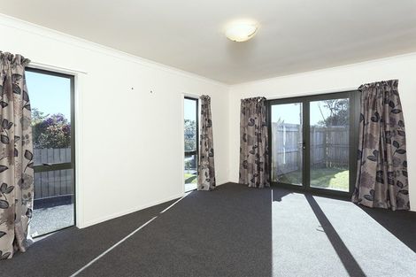 Photo of property in 4 Cliff View Drive, Green Bay, Auckland, 0604