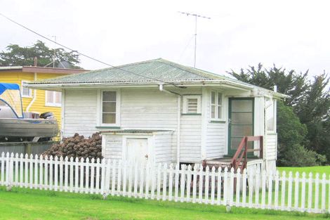 Photo of property in 54 Pohutukawa Avenue, Red Beach, 0932