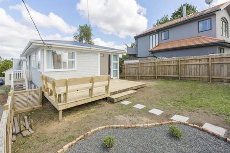 Photo of property in 1/862 East Coast Road, Northcross, Auckland, 0630