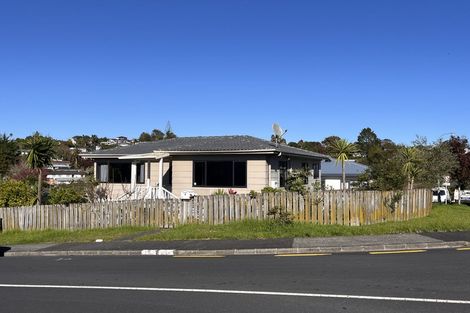Photo of property in 1 Loughanure Place, Massey, Auckland, 0614